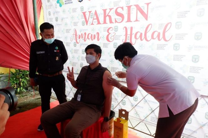 					Disuntik Vaksin Covid-19 Perdana, Ketua APDESI Luwu: Kepala Desa Wajib Ikut