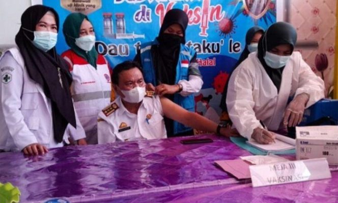 					Pj Sekda Luwu H Sulaiman disuntik vaksin Covid-19 dosis pertama di Puskesmas Belopa, Kelurahan Tanamanai, Kecamatan Belopa, Kamis (18/2/2021).