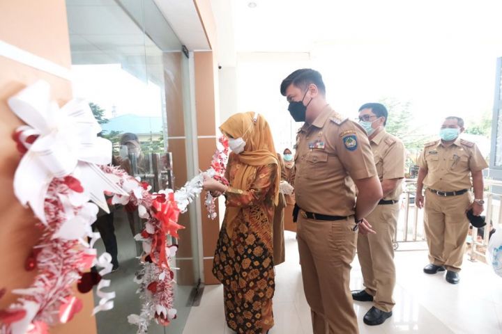 Bupati Gpwa, Adnan Purichta bersama Ketua Tim Penggerak PKK Kabupaten saat meresmikan gedung perawatan RSUD Syekh Yusuf. (Foto: berita.news/Putri).