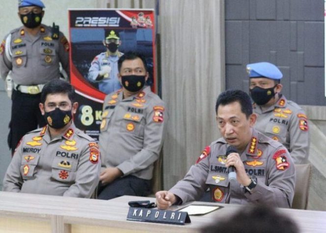 					Kapolri Jenderal Listyo Sigit Prabowo didampingi Kapolda Sulsel Irjen Merdy Syam saat memberikan keterangan kepada media.
