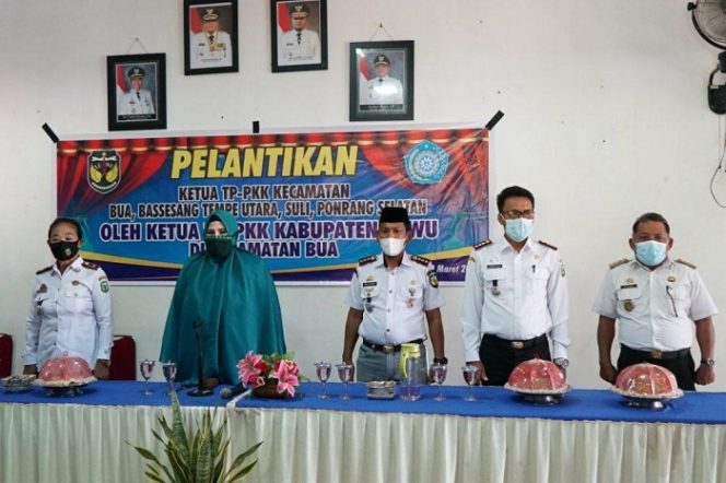 					Hj Hayarna Basmin Lantik Empat Ketua TP PKK Kecamatan, Ini Pesannya