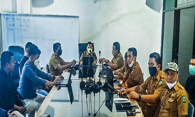 					Kadis PUPR Luwu Ikhsan Asaad beserta staf dan konsultan saat rapat monitoring dan evaluasi perencanaan. ()