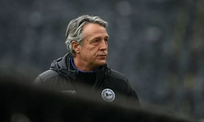 					Pelatih kepala Uwe Neuhaus saat mendampingi Arminia Bielefeld menghadapi Borussia Dortmund dalam lanjutan Liga Jerman di Stadion Signal Iduna Park, Dortmund, Jerman, Sabtu (27/2/2021), sebelum dipecat dua hari kemudian. (ANTARA/REUTERS/POOL/Ina Fassbender)