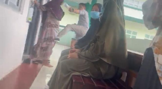 					Insiden Pemukulan Kaprodi Ilmu Komunikasi oleh Oknum Dosen Laki-laki Fakultas Sastra.