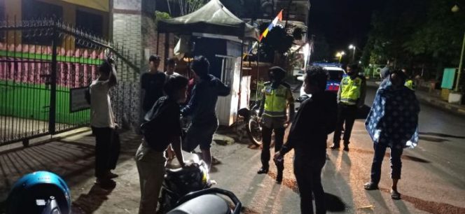 					Kasat Lantas Polres Pinrang, AKP Dharmawaty saat membubarkan aksi balapan liar tersebut.
