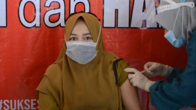 					Salah seorang yang divaksin di Kabupaten Pinrang.