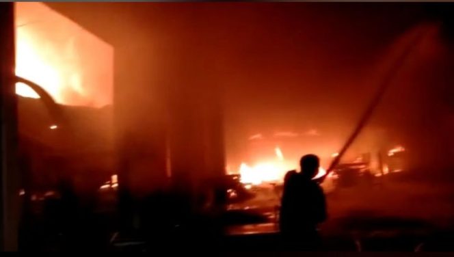 					Petugas Pemadam Kota Makassar saat berusaha mematikan api melalap Pabrik Springbed tersebut.