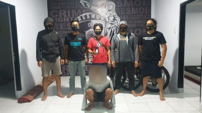 					Anggota Resmob Polres Pinrang yang tergabung dalam Team Crime Fighters saat berhasil meringkus AK (32).