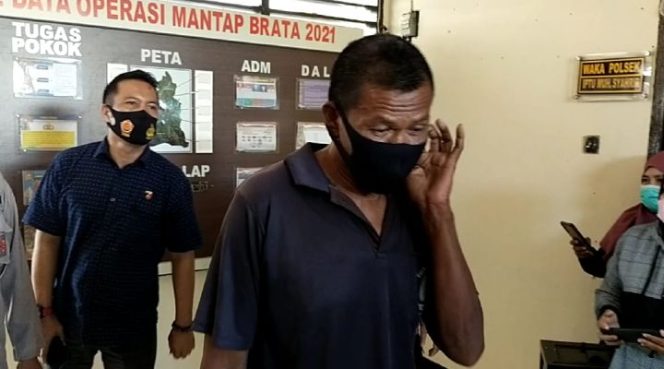 					La Kado (44) saat diamankan di Polsek Bacukiki, Kamis (18/03/2021).