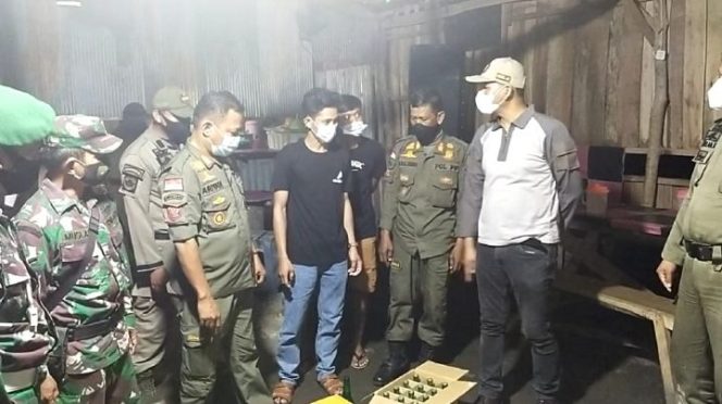 					Tim Gabungan TNI-POLRI saat melaksanakan Operasi Miras, Sabtu 20 Maret 2021.