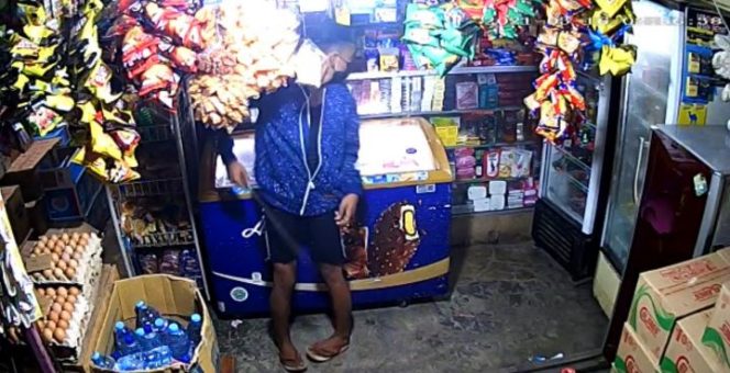 					Pelaku yang terekam CCTV saat melakukan aksinya di Jalan Tupai, Kota Makassar.