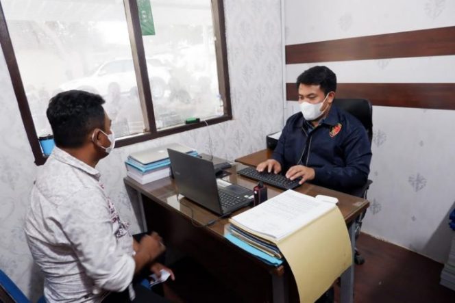 					Oknum LSM BA saat diperiksa lantaran diduga melakukan pemerasan terhadap Kepala Desa di Wajo.