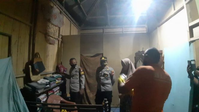 					Petugas saat berada di lokasi gantung diri tersebut di Dusun Paccing, Desa Paccing.
