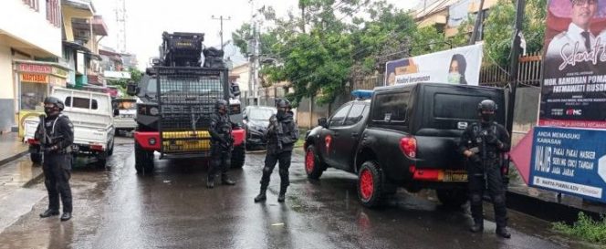 					Anggota Gegana Brimob Polda Sulsel saat tiba di lokasi kejadian tersebut.