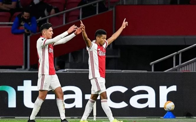 					Penyerang Ajax David Neres (kanan) melakukan selebrasi bersama Edson Martinez seusai mencetak gol ke gawang Heerenveen dalam laga semifinal Piala KNVB di Stadion Abe Lenstra, Heerenveen, Belanda, Rabu (3/3/2021) waktu setempat. (ANTARA/AFP/John Thys)