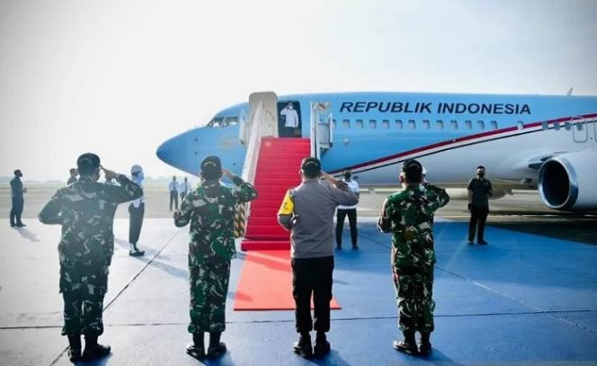 					Presiden Joko Widodo bertolak menuju Provinsi Jawa Timur dari Pangkalan TNI AU Halim Perdanakusuma, Jakarta, pada Senin (22/3/2021). ANTARA/BPMI Setpres-Laily Rachev/pri.
