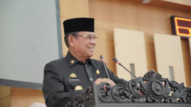 					Bupati Luwu Dr H Basmin Mattayang.