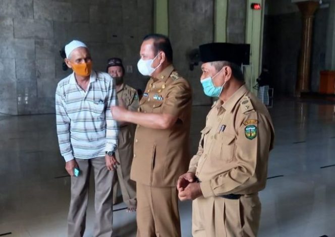 					Bupati Luwu Basmin Mattayang berdiskusi dengan sejumlah tokoh masyarakat seusai sholat jamaah di Masjid Agung Belopa. ()