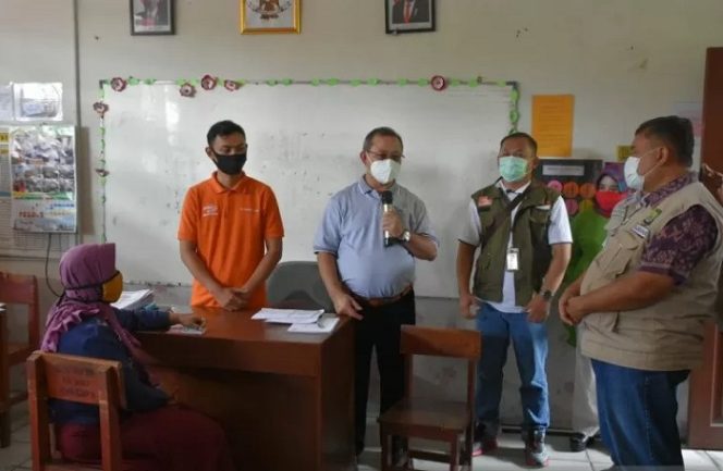 					Dirjen Penanganan Fakir Miskin Asep Sasa Purnama melakukan monitoring pelaksanaan penyaluran Bantuan Sosial Tunai (BST) Di SDN Cipondoh 1, 2, 8 dan SDN Gondrong 7, Kecamatan Cipondoh, Kota Tangerang, Banten, Minggu (10/1/2021). ANTARA/HO-Kemensos RI