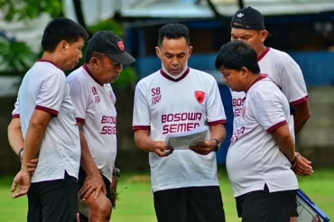 					Tim pelatih PSM berdiskusi menentukan skema terbaik menghadapi Piala Menpora.ANTARA/HO