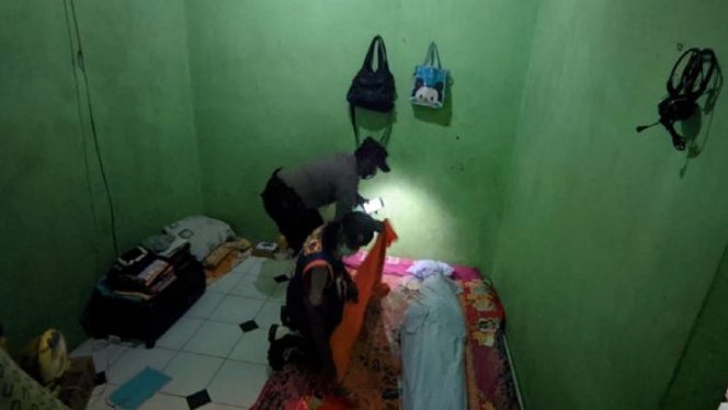					Mayat Istri yang disimpan di dalam kamar kos. (foto: Sindo/Tritus)