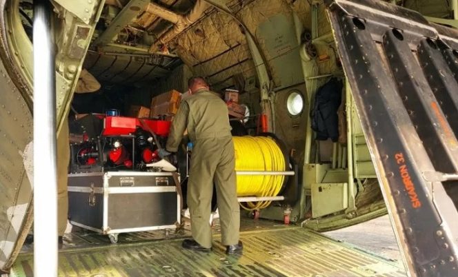 					Alat ROV dinaikkan ke pesawat Hercules di Bandara Halim Perdanan Kusuma Jakarta. Jumat (23/4/2021) (HO_Basarnas)