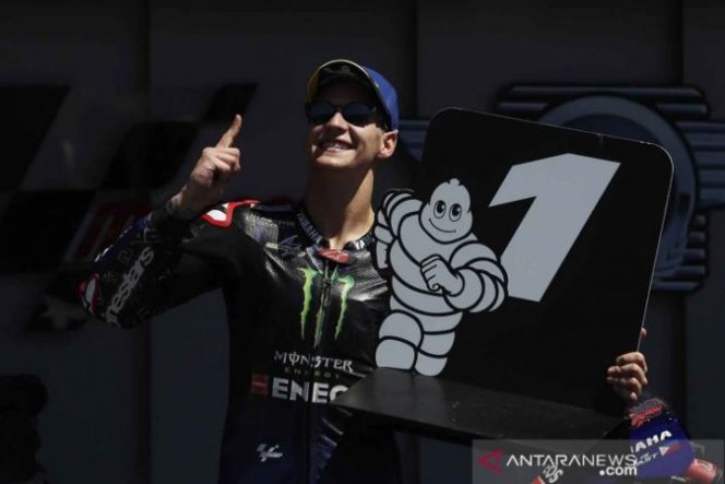 					Pebalap Monster Yamaha Fabio Quartararo merayakan kemenangannya di MotoGP Portugal, Algarve International Circuit, Portimao, Portugal, Minggu (18/4/2021). ANTARA FOTO/REUTERS/Pedro Nunes/rwa.