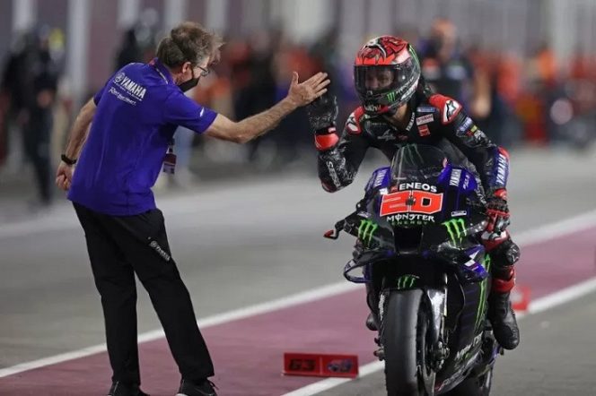 					Pebalap tim Monster Energy Yamaha Fabio Quartararo melakukan selebrasi setelah menjuarai Grand Prix Doha di Sirkuit Losail, Qatar, (4/4/2021). (AFP/Karim Jaafar)