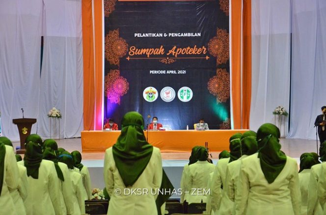 					Fakultas Farmasi Unhas Lantik 102 Apoteker Baru