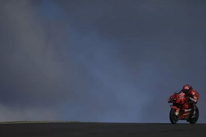					Pebalap tim Ducati Lenovo Francesco Bagnaia melaju di sesi latihan bebas pertama Grand Prix Portugal, Sirkuit Algarve, Portimao. (16/4/2021). ANTARA/Patricia De Melo Moreira/AFP.