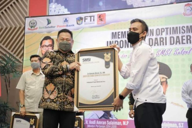 					Dirut PDAM Makassar Terima Penghargaan SMSI