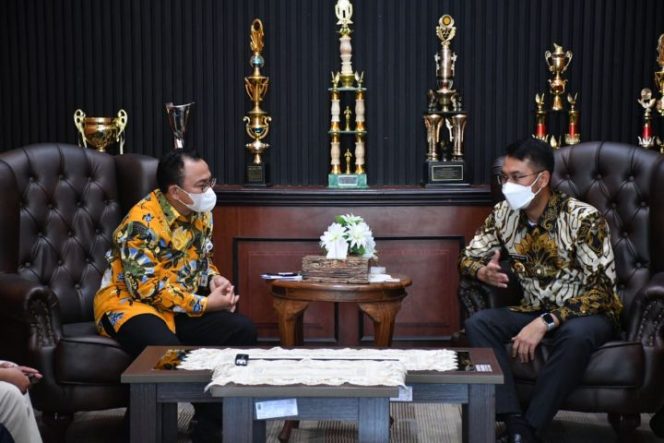 					Bupati Sinjai, Andi Seto Gadhista Asapa menerima kunjungan kerja (kunker) Kepala Kantor wilayah (Kanwil) Ditjen Perbendaharaan (DJPb) Sulawesi Selatan (Sulsel), Syaiful di Kabupaten Sinjai. 