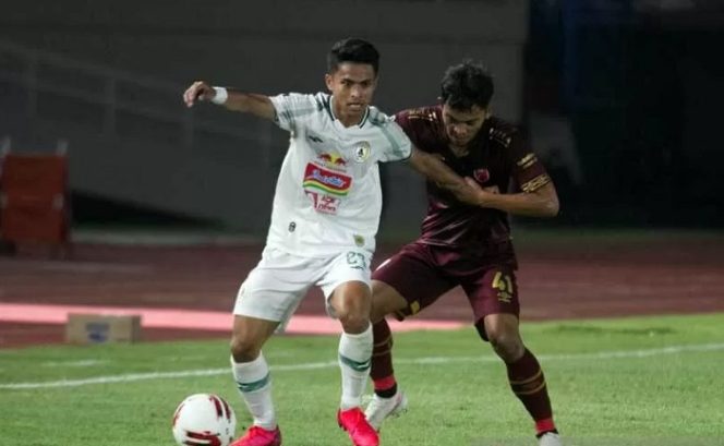 					Pemain PSS Sleman nomor punggung 27, Irkham Mila saat mengontrol bola dan dijaga ketat pemain PSM Makassar nomor punggung 41, M Fahri dalam pertandingan perebutan peringkat tiga Turnamen Piala Menpora 2021, di Stadion Manahan Solo, Jateng, Sabtu (24/4/2021) malam (ANTARA/Mohammad Ayudha)