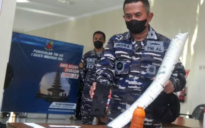 					Petugas menunjukkan temuan barang dan serpihan yang diyakini merupakan bagian dari KRI Nanggala 402 saat konferensi pers di Lanud I Gusti Ngurah Rai, Badung, Bali, Sabtu (24-4-2021). Sejumlah serpihan dan barang-barang yang diyakini merupakan komponen dari kapal selam yang hilang kontak saat melaksanakan 
