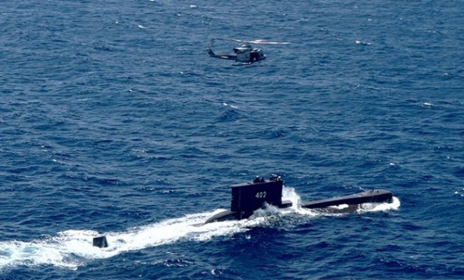 					FOTO ARSIP - Heli Bell 412 EP milik Skuadron Udara 400 Wing Udara 1 Puspenerbal bermanuver di atas Kapal Selam KRI Nanggala-402, saat Latihan Kerjasama Taktis KRI dan Pesawat Udara 2014 di Laut Jawa 50 Mil Utara Tuban, Jatim, Selasa (6/5/2014). ANTARA FOTO/Eric Ireng/ss/pd/aa.