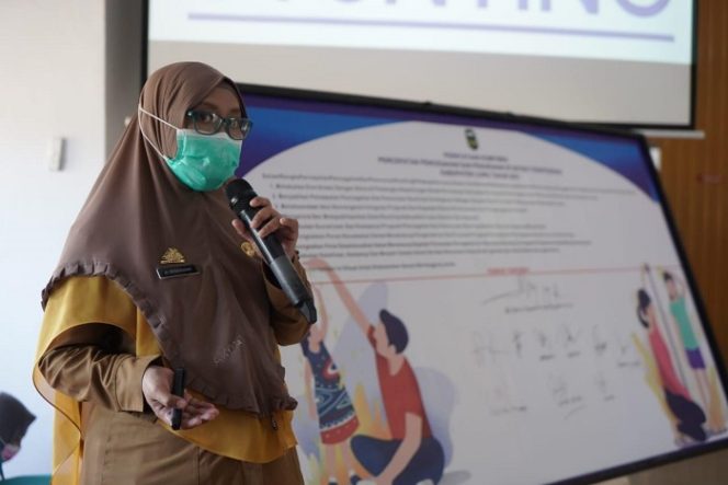 					Kepala Dinas Kesehatan Luwu, dr. Rosnawary Basir, menjelaskan stunting merupakan permasalahan gizi kron|s akibat kurangnya asupan gizi dalam waktu lama, terjadi sejak bayi dalam kandungan, dikarenakan pada aaat kehamilan sang ibu kurang mengkonsumsi makanan berglzi.