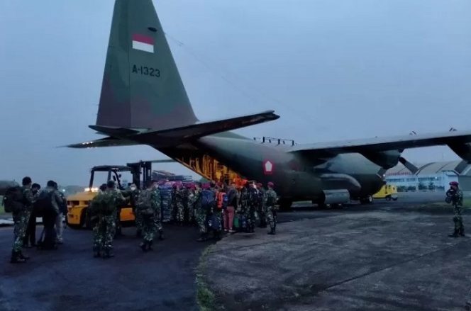 					Sejumlah prajurit Korps Marinir TNI AL anggota Satuan Tugas Kemanusiaan tengah menaiki pesawat C-130 Hercules untuk berangkat ke NTT melalui Lanud Halim Perdanakusuma, Jakarta Timur, Rabu (7/4/2021). ANTARA/HO-Dinas Penerangan Korps Marinir TNI AL
