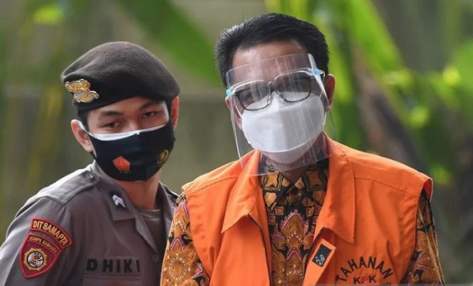 					Tersangka, Gubernur nonaktif Sulawesi Selatan Nurdin Abdullah (kanan) tiba untuk menjalani pemeriksaan di Gedung KPK, Jakarta, Jumat (23/4/2021). ANTARA FOTO/Akbar Nugroho Gumay/foc/am.