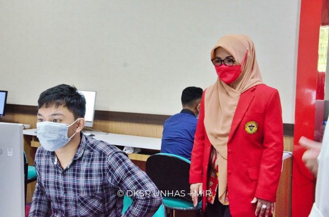 					Rektor Universitas Hasanuddin Prof Dr Dwia Aries Tina Pulubuhu MA meninjau secara langsung pelaksanaan UTBK di Kampus Unhas, Senin (12/4/2021).