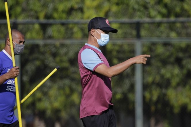 					Pelatih PSM Makassar Syamsuddin Batolla.