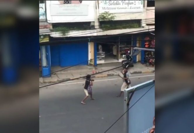 					Duel Pakai Parang di Jalan Menjelang Buka Puasa Membuat Warga Panik