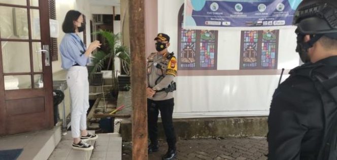 					Karo Ops Polda Sulsel, Kombes Pol Adeni Muhan Daeng Pabali saat memantau pengamanan di Gereja Katedral.