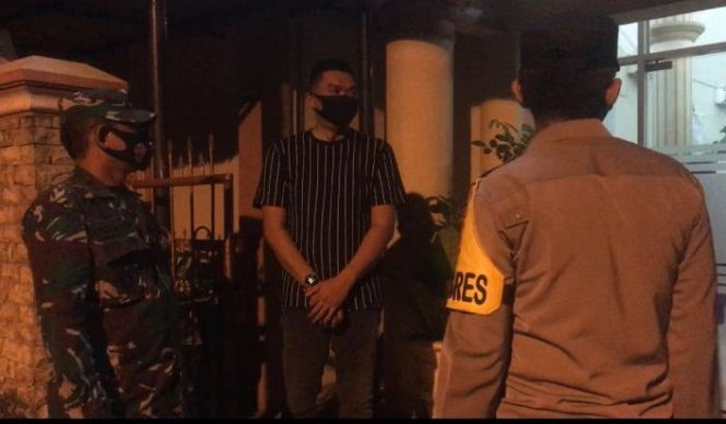 					Kapolres Parepare, AKBP Welly Abdillah bersama Dandim 1405 Mlts, Letnan Kolonel Czi Arianto Wibowo saat memantau Gereja Kibaid yang berada di Kota Parepare. 