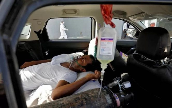 					Seorang pasien dengan gangguan pernapasan berbaring di dalam mobil sambil menunggu untuk masuk rumah sakit COVID-19 untuk perawatan, di tengah penyebaran penyakit virus corona (COVID-19), di Ahmedabad, India, Kamis (22/4/2021). REUTERS/Amit Dave/AWW/sa (REUTERS/AMIT DAVE)