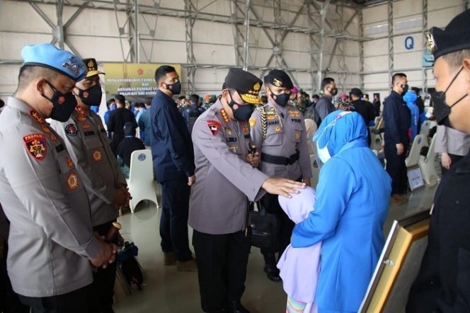 					Kapolri Jenderal Listyo Sigit Prabowo menemui keluarga awak kapal selam KRI Nanggala 402. ()