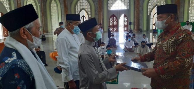 					Bupati Luwu Serahkan Bantuan Mushaf Alquran ke Masjid Agung