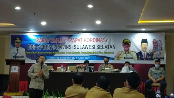 					Kapolres Luwu AKBP Fajar Dani Santoso saat menjadi narasumber di Rakerda Apdesi Sulsel di Aerotel Smile Hotel Kota Makassar hari ini, Senin (5/4/2021).