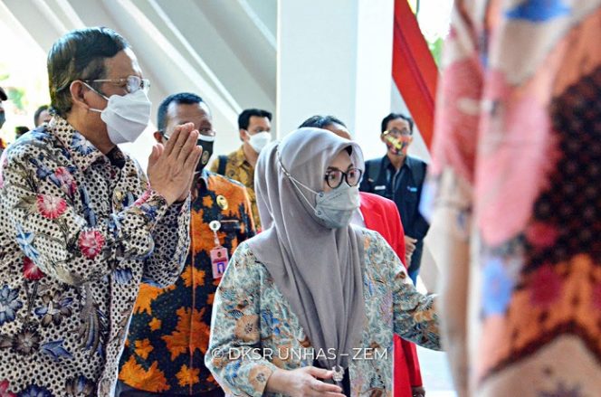					Menteri Koordinator Bidang Politik, Hukum dan Keamanan Mahfud, MD saat kunjungan ke Universitas Hasanuddin dalam rangka berdialog dan berdiskusi dengan kalangan akademisi, Sabtu (24/4/2021).