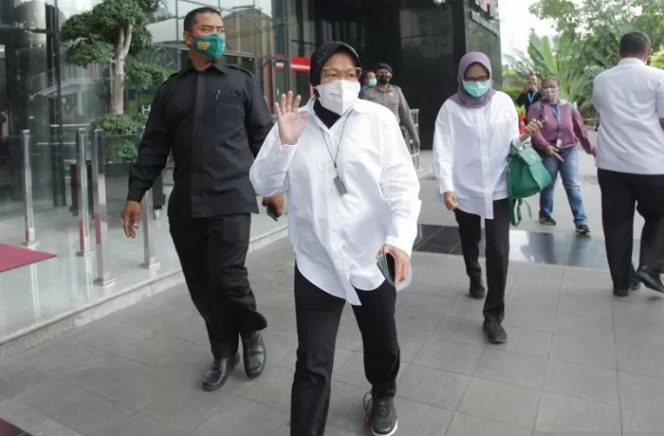 					Menteri Sosial Tri Rismaharini berjalan menuju mobil usai mengunjungii KPK, di Jakarta, Senin (11/1/2021). ANTARA FOTO/ Reno Esnir/hp. (ANTARA/RENO ESNIR)