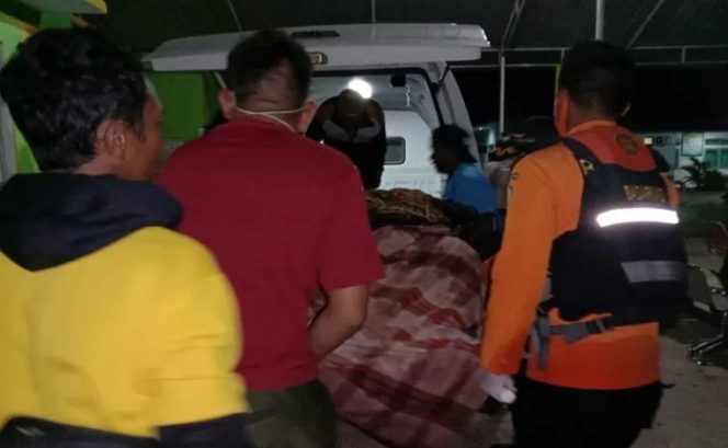 					Tim Basasarnas Kendari, Pos SAR Kolaka bersama warga setempat saat mengevakuasi jenazah korban, Rabu (7/4/2021) dini hari. (ANTARA/HO-Humas Basarnas Kendari)